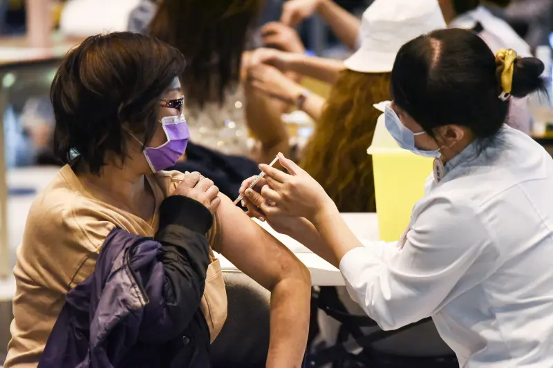 ▲醫師提醒，50歲以上高風險族群及75歲以上長者可接種RSV疫苗，以有效降低住院率及死亡率。（圖／NOWNEWS資料照）