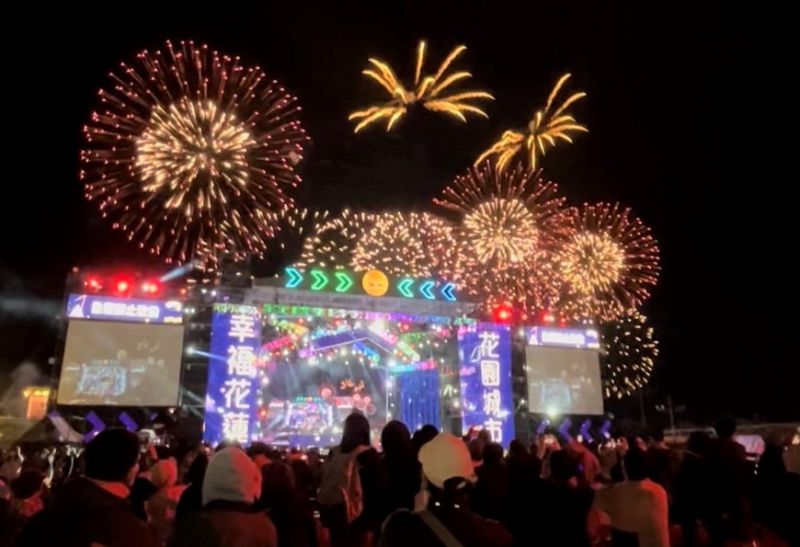 ▲花蓮縣跨年演唱會將在東大門舉辦，《NOWNEWS》整理演唱會卡司、天氣、交通管制、停車資訊、線上直播等資訊，帶你一文掌握。圖為2025年花蓮跨年晚會舞台。（圖／Nownews資料照）