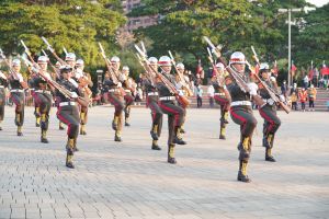 ▲高雄元旦升旗，海軍陸戰隊樂儀隊應邀操演。(圖／高市府提供)