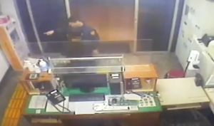 吳男跑到派出所內求救。(圖/翻攝畫面) ▲吳男跑到派出所內求救。(圖/翻攝畫面)