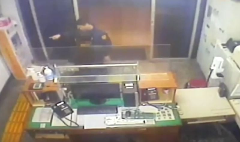 ▲吳男跑到派出所內求救。(圖/翻攝畫面)