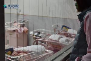 ▲迎接元旦寶寶，台中市林新醫院嬰兒室今早迎來3女1男新生兒報到。（圖／林新醫院提供）