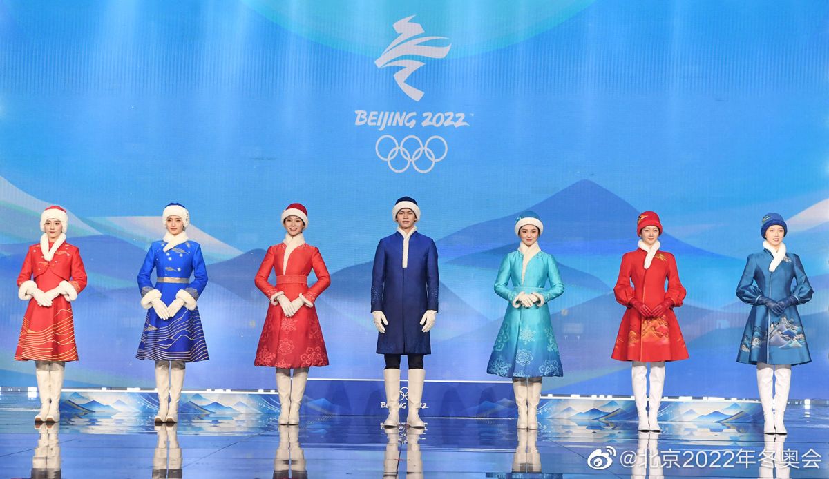 ▲北京冬奧官方公布了3套頒獎禮服設計，聲稱設計靈感來自中國傳統文化元素。（圖／翻攝自微博）