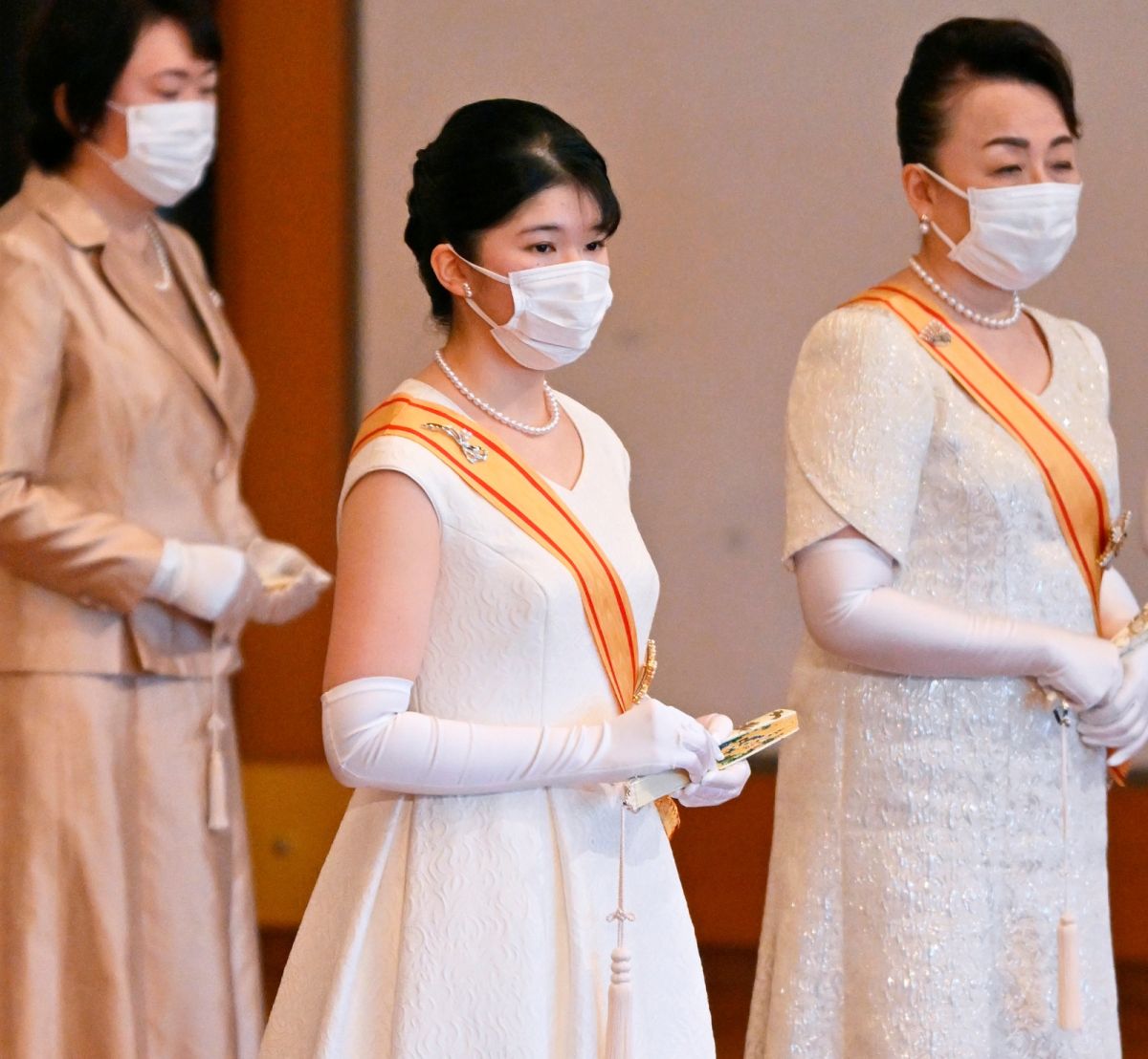 ▲去年底剛舉行成年禮的日本德仁天皇獨生女，愛子內親王（中），於新年這天出席成年後首次的皇室公務行程。（圖／美聯社／達志影像）