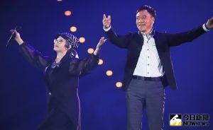 ▲施孝榮（右）和金智娟（左）在民歌高峰會2022演唱《為何夢見他》。（圖／記者葉政勳攝 , 2022.01.01）