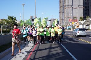 ▲立委趙天麟所帶領「一起3.0大高雄38區公益路跑」千名跑友們,在新年元旦的今天慢跑,並巡禮鼓鹽等建設,沿線經過美術館、駁二特區,6.8公里路程是高雄市藝術人文匯萃的景點,共同見證鼓鹽蛻變及進步。(圖/立委趙天麟辦公室提供) ▲立委趙天麟所帶領「一起3.0大高雄38區公益路跑」千名跑友們,在新年元旦的今天慢跑,並巡禮鼓鹽等建設,沿線經過美術館、駁二特區,6.8公里路程是高雄市藝術人文匯萃的景點,共同見證鼓鹽蛻變及進步。(圖/立委趙天麟辦公室提供)