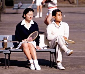 日本皇室 ▲美智子與明仁在網球場相遇,隨後共譜「網球場浪漫史」。(圖/美聯社/達志影像)