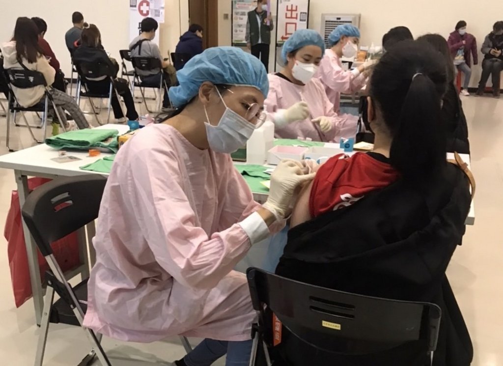 ▲COVID-19疫苗接種是台灣史上最大規模的預防接種，一群離開第一線的護理師自願加入注射國家隊，他們接種此生最多針疫苗，連做夢都在打針。（護理師紀懿芸提供）中央社記者陳婕翎傳真 111年1月2日