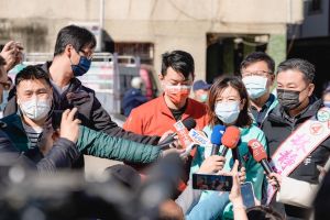 顏寬恒直播稱平凡在地人 林靜儀:一般人沒有招待所吧 ▲顏寬恒形容自己是「一般人」,林靜儀反問「一般人沒有招待所吧?」(圖/林靜儀競選總部提供,2022.01.02)