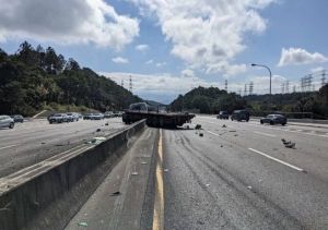 國道車禍 ▲元旦假期最後一日,國道湧現收假車潮,今(2)日12時許,國道3號傳有15車連環撞。(圖/翻攝自高公局即時路況)