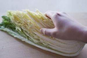 白菜怎麼吃才對?日農建議「先煮這裡」:營養保留還更鮮 ▲大部分民眾在食用白菜前都會切塊只取部分。(圖/推特帳號manomano_farm)