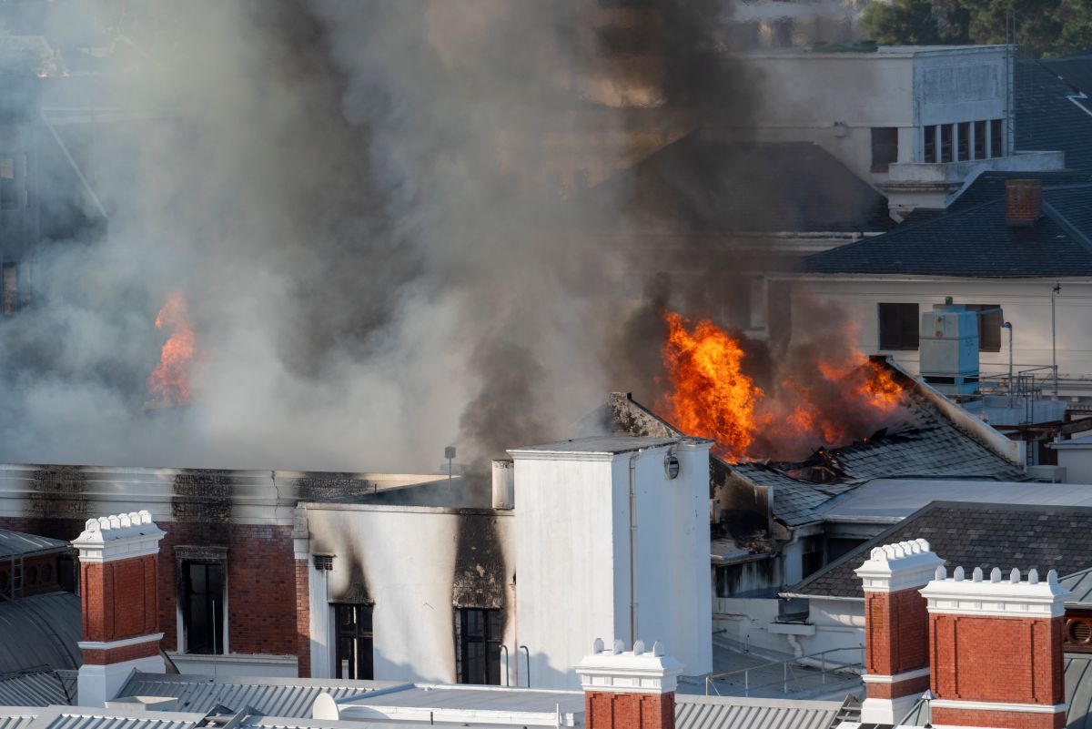 ▲南非開普敦（Cape Town）的議會大廈發生火警，當局擔心高溫導致建築有崩塌危險全力救火中。（圖／美聯社／達志影像）