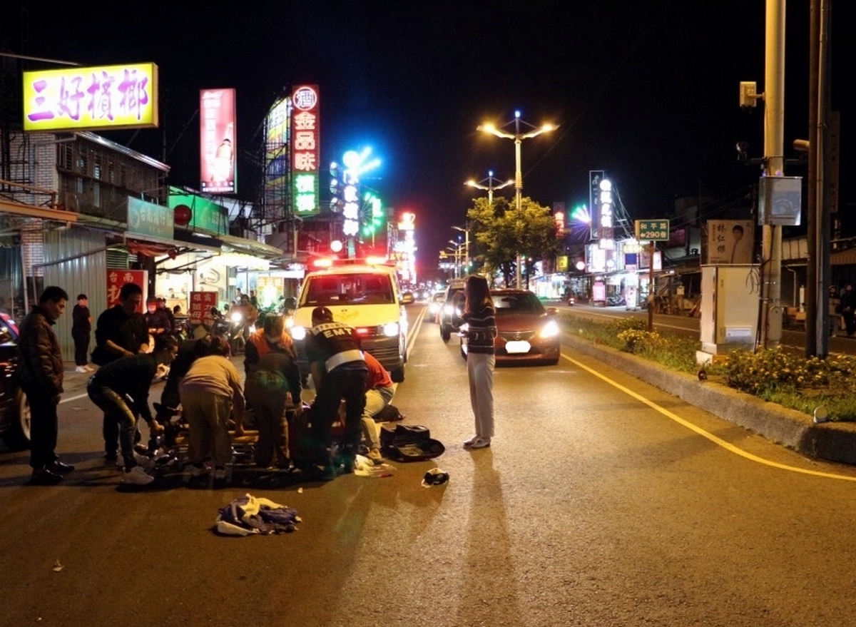 屏東市老翁坐在車道上　遭車子輾過送醫無心跳
