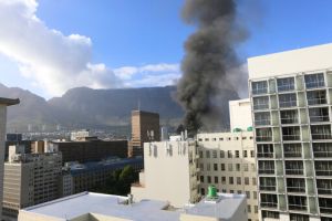 ▲南非重要建築議會大廈發生火警。（美聯社）