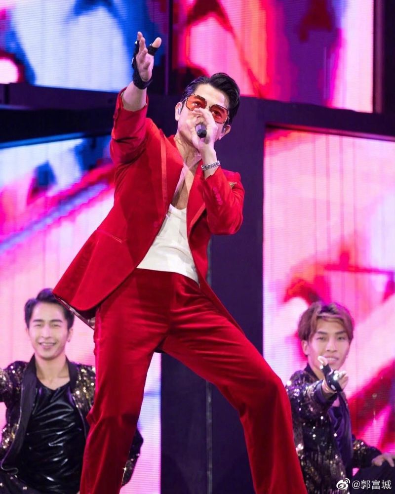 ▲郭富城年過半百依舊在舞台上賣力演出。(圖/翻攝郭富城微博)