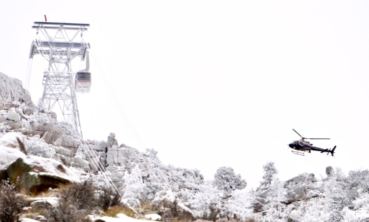 ▲美國新墨西哥州桑迪亞山頂纜車因電纜結冰發生故障，21名員只好在高空中跨年。（圖／翻攝自《阿布奎基雜誌》推特@ABQJournal）