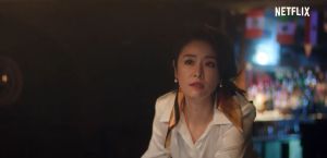 ▲林心如即興將絲巾來拿綁頭髮。（圖／翻攝Netflix）