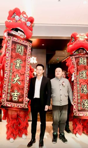 汪小菲 ▲汪小菲在緋聞過後,再度以霸道總裁之姿為餐廳剪綵。(圖/翻攝張蘭抖音)