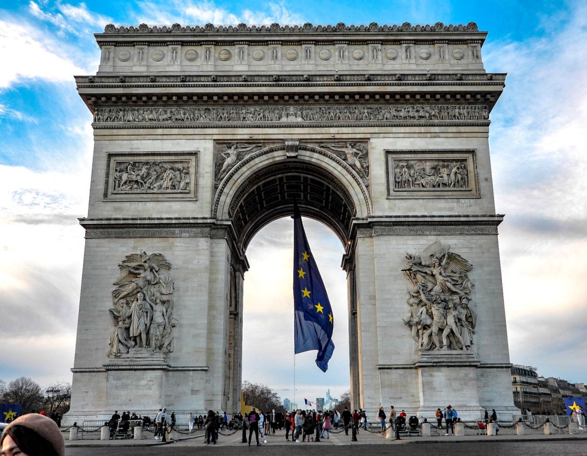 ▲法國接任歐洲聯盟輪值主席國之際，國內右派人士抗議凱旋門（Arc de Triomphe）懸掛歐盟旗幟，批評總統馬克宏讓歐盟「除去」法國身分。（圖／美聯社／達志影像）