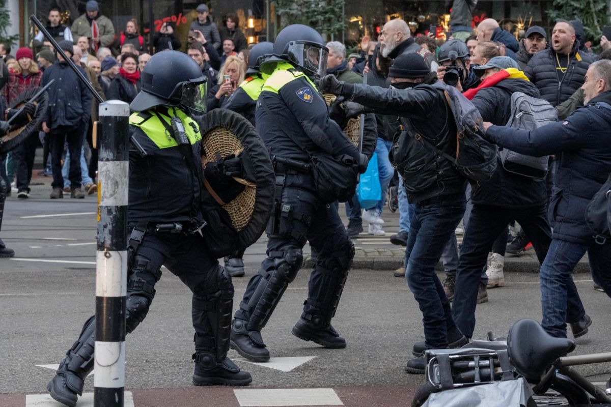 ▲歐洲確診數飆升之際，荷蘭首都阿姆斯特丹2日聚集數千群眾，抗議當局祭出的COVID-19（2019冠狀病毒疾病）封鎖和疫苗措施。（圖／美聯社／達志影像）