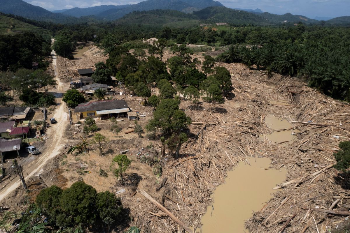▲馬來西亞官方表示，豪雨讓國內7個州洪水氾濫的情況加劇，自去年12月中旬以來，累計逾12萬5000人被迫撤離。（圖／美聯社／達志影像）