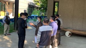 顏家817招待所侵鄰里公園 國產署:竊佔國土移送地檢署 ▲國有財產署中區分署長趙子賢請顏寬恒弟弟顏仁賢(左著深色西裝者)簽署會勘紀錄。(圖/記者顏幸如攝,2022.01.03)