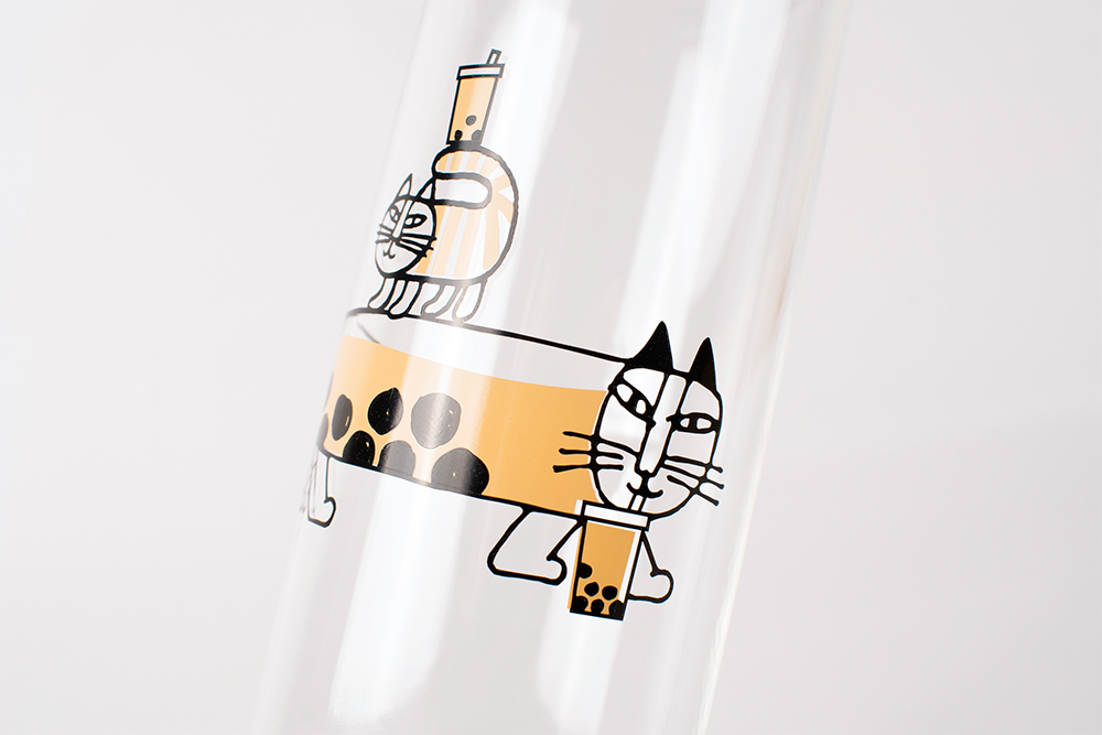 ▲行走的手搖飲？台灣珍珠奶茶紅到催生台灣限定「珍奶貓貓Mikey」，看是Mikey在喝珍奶、還是你也在喝珍奶。（圖／誠品提供）