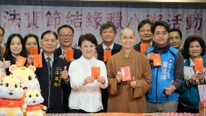 惠中寺送千碗臘八粥 盧秀燕祈祝帶給市民平安健康 ▲佛光山惠中寺今日贈送千碗臘八粥及春聯、紅包給市府團隊及洽公民眾,盧秀燕祈祝帶給市民平安健康。(圖/市府提供)