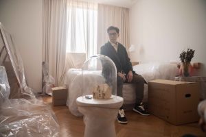 ▲品冠拍攝新歌MV,情感投射想念的大馬家人,哽咽落淚。(圖 / 種子音樂) ▲品冠拍攝新歌MV,情感投射想念的大馬家人,哽咽落淚。(圖 / 種子音樂)