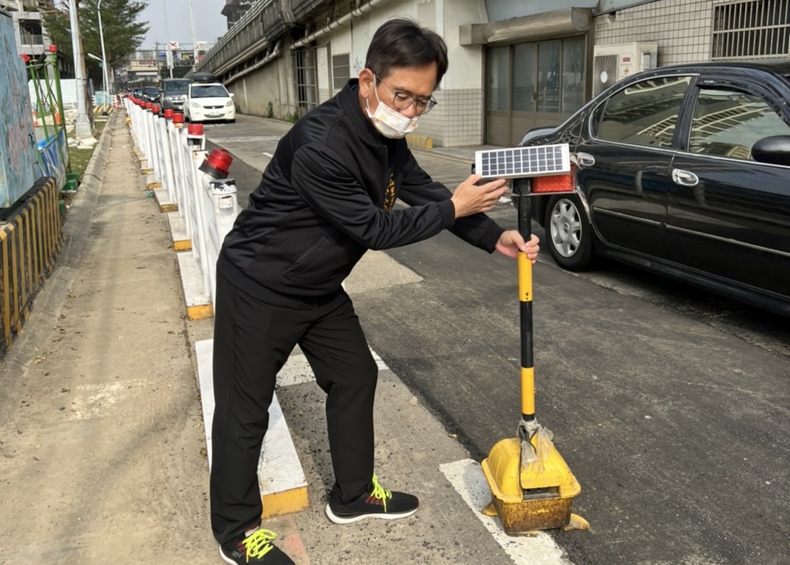 竹市慈雲路橋下單線難行 龍山里長張文興爭取兩線分流
