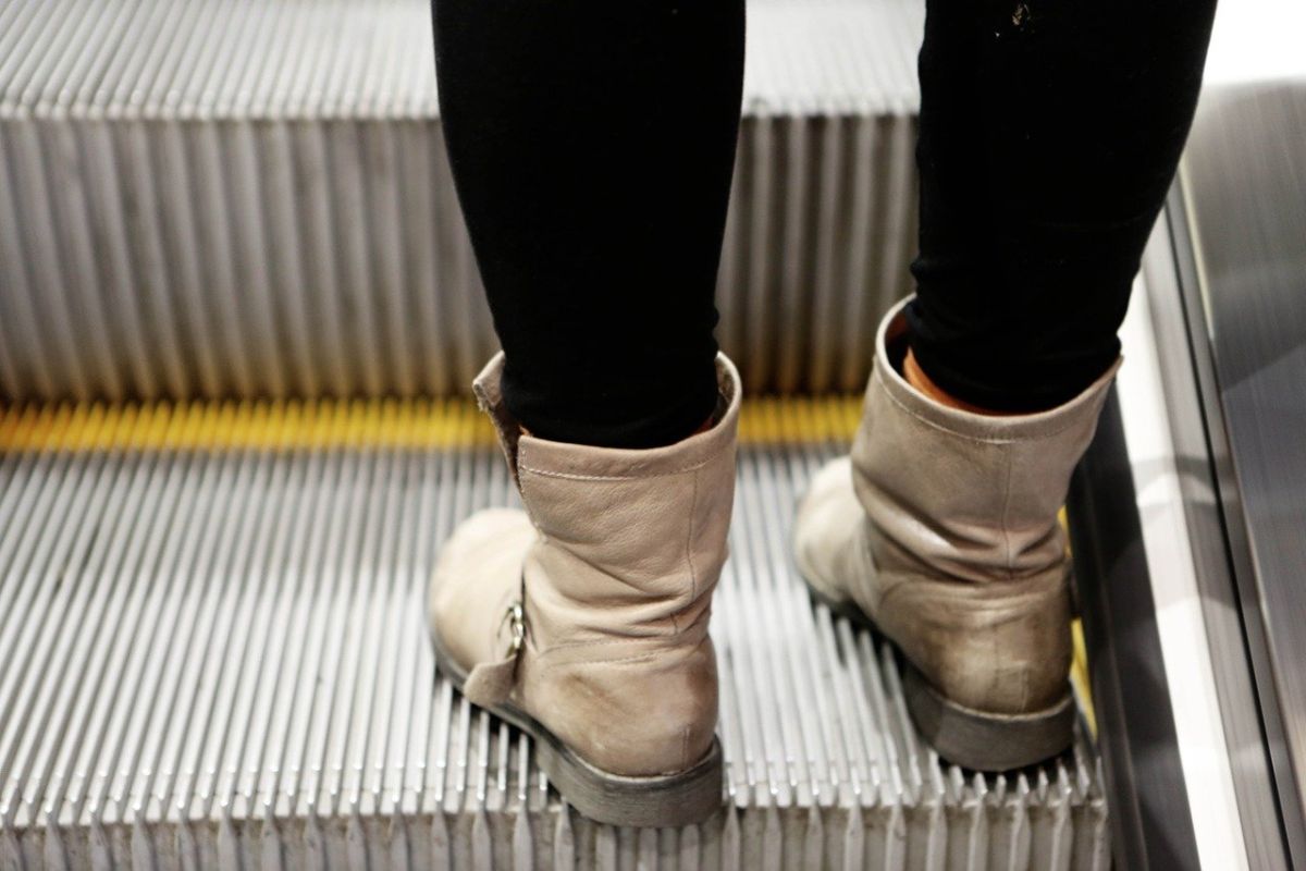 ▲有網友好奇詢問「電扶梯腳邊的刷毛是幹什麼的？」而引起行家揭開真正用途。（示意圖／翻攝pixabay）