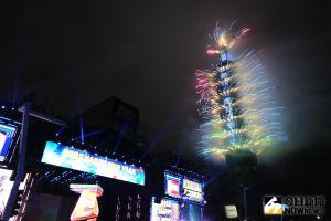 ▲台北跨年煙火施放。(圖/記者林調遜攝) ▲台北跨年煙火施放。(圖/記者林調遜攝)