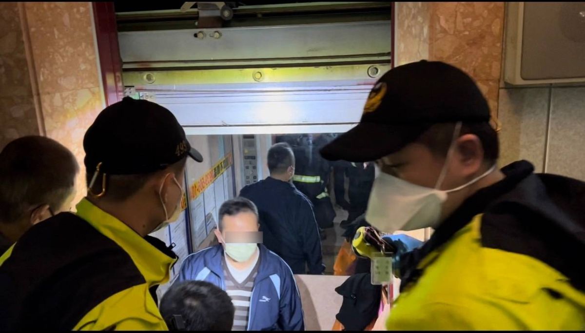 ▲規模6地震嚇壞!新北警消救出店替受困民眾。(圖/新北市政府提供)