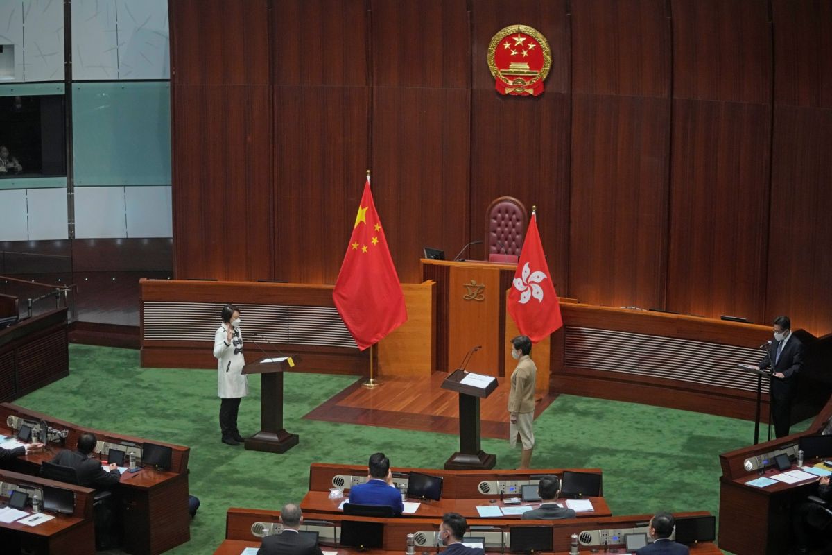 ▲香港新一屆立法會90名議員上午宣誓就任，中國官媒央視指出，宣誓儀式有3個「第一次」，全新的宣誓安排「凸顯『一國』的政治儀式感」。（圖／美聯社／達志影像）