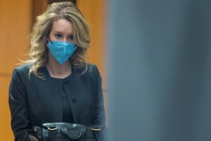 ▲美國陪審團裁定,標榜滴血驗病的美國生技新創公司Theranos創辦人霍姆斯(Elizabeth Holmes)共謀詐欺投資人。(圖/美聯社/達志影像) ▲美國陪審團裁定,標榜滴血驗病的美國生技新創公司Theranos創辦人霍姆斯(Elizabeth Holmes)共謀詐欺投資人。(圖/美聯社/達志影像)
