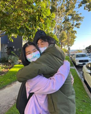 李李仁 ▲李李仁睽違半年見到女兒,緊緊擁抱不願放手。(圖/翻攝李李仁FB)