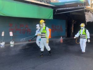 背負式清消 ▲環保人員以背負式消毒機,針對市場內部店家、外部攤商區進行清消,另也針對市場周邊10個里進行擴大消毒。(圖/桃園市環保局提供)