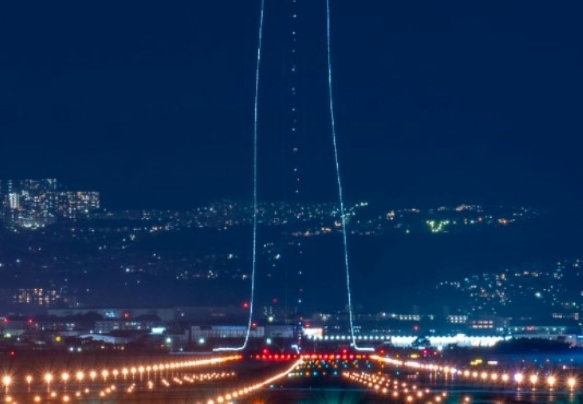 ▲日本一名攝影師在大阪機場拍攝到「通往天空之路」，隨即引發超過12萬名網友按讚。（圖／翻攝推特@mariii_a73）