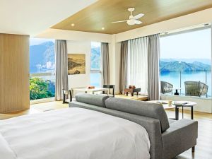 ▲「承億文旅潭日月」的方山水獨賣套房,擁有270度零死角的湖景視野,透過臥房的大面窗景,可將日月潭的湖色風光盡收眼底,令人驚艷。(圖/業者提供) ▲「承億文旅潭日月」的方山水獨賣套房,擁有270度零死角的湖景視野,透過臥房的大面窗景,可將日月潭的湖色風光盡收眼底,令人驚艷。(圖/業者提供)