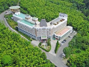 ▲「溪頭米堤大飯店」,位於群山圍繞的綠林裡,加上宮廷式的華麗裝潢,像是座隱身在深山秘林中的秘境城堡。(圖/業者提供) ▲「溪頭米堤大飯店」,位於群山圍繞的綠林裡,加上宮廷式的華麗裝潢,像是座隱身在深山秘林中的秘境城堡。(圖/業者提供)