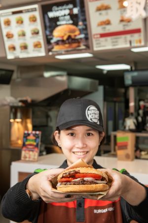 認證台南人嗜甜?漢堡王「巧克力華堡」北部2外帶店開賣 ▲曾掀起全台熱烈討論的台南限定超人氣「巧克力華堡」,目前北部只在林口文化店、羅東興東店,驚喜開賣。(圖/漢堡王提供)