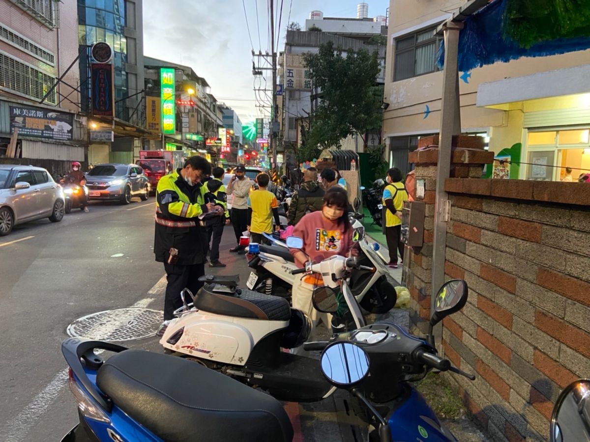 永和賓士突暴衝！撞翻幼兒園前多台機車　釀5人受傷送醫
