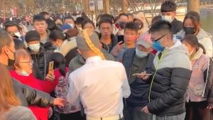 ▲男子被民眾圍困,只好脫下外套。(圖/翻攝自微博) ▲男子被民眾圍困,只好脫下外套。(圖/翻攝自微博)