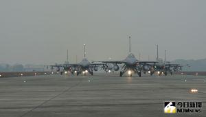 ▲空軍第四聯隊F-16V戰機「大象漫步」（Elephant walk）。(圖／記者呂炯昌攝，2022.01.05)