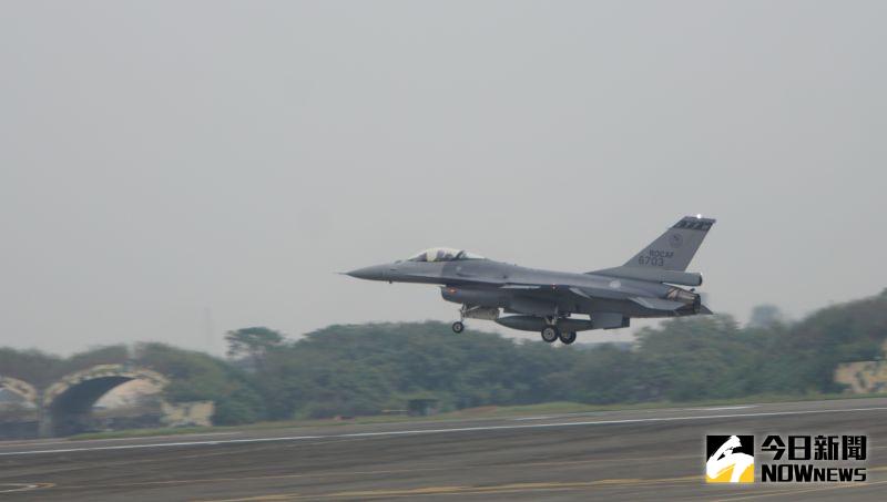 ▲空軍第四聯隊F-16V戰機緊急起飛。(圖／記者呂炯昌攝，2022.01.05)