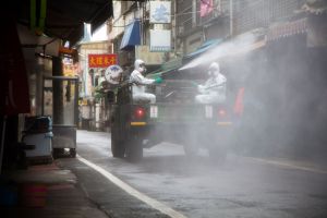 33化兵群化學兵前往中壢區忠貞市場消毒。(圖/軍聞社提供) ▲33化兵群化學兵前往中壢區忠貞市場消毒。(圖/軍聞社提供)