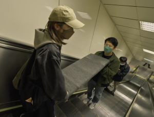 ▲若是披薩盒過於傾斜,裡面的配料就會全部擠成一團,搬運過程讓網友忍不住笑出來。(圖/翻攝壹加壹頻道) ▲若是披薩盒過於傾斜,裡面的配料就會全部擠成一團,搬運過程讓網友忍不住笑出來。(圖/翻攝壹加壹頻道)