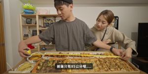 ▲披薩外盒實際長度105公分,內裝食物排列長度是85公分,份量約8至10人份。(圖/翻攝壹加壹頻道) ▲披薩外盒實際長度105公分,內裝食物排列長度是85公分,份量約8至10人份。(圖/翻攝壹加壹頻道)