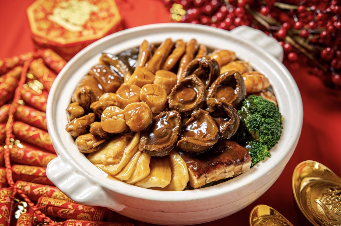 ▲晶華酒店推「頂級鮑參盆菜」，限量70份，開價3萬9800元。（圖／業者提供）