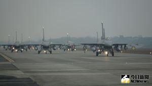 ▲空軍第四聯隊F-16V戰機秀肌肉，嘉義基地群集大象漫步。(圖／記者呂炯昌攝，2022.01.05)